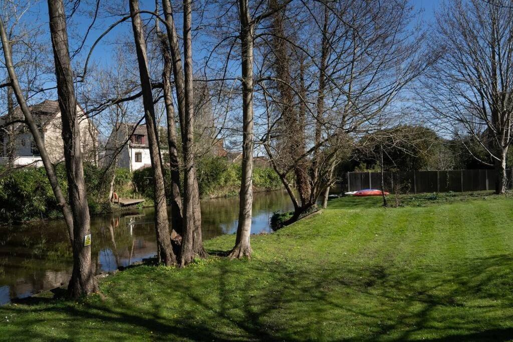 Surrey Hills Escape: Riverside Walks & Quick Links Godalming Exterior photo